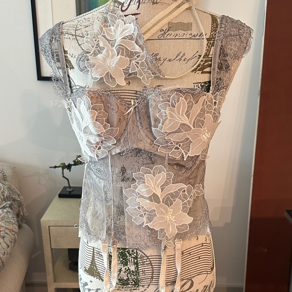 Elegant Lace Bustier with Floral Appliqué
